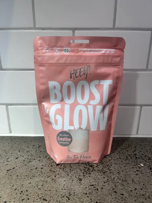 Heey Boost & Glow Ice Tea Peach, rosa påse med kreatinmonohydrat och Coll-egan