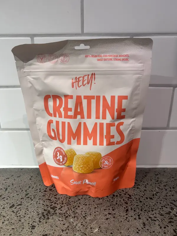 Heey Creatine Gummies Sour Peach, vit och orange påse med märkningen 3 g kreatin per portion